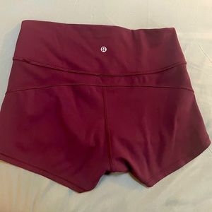 Lululemon maroon short shorts
